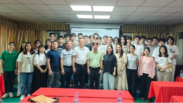 注塑模具廠 | 東莞理工師生聚焦Z時代彩妝設(shè)計